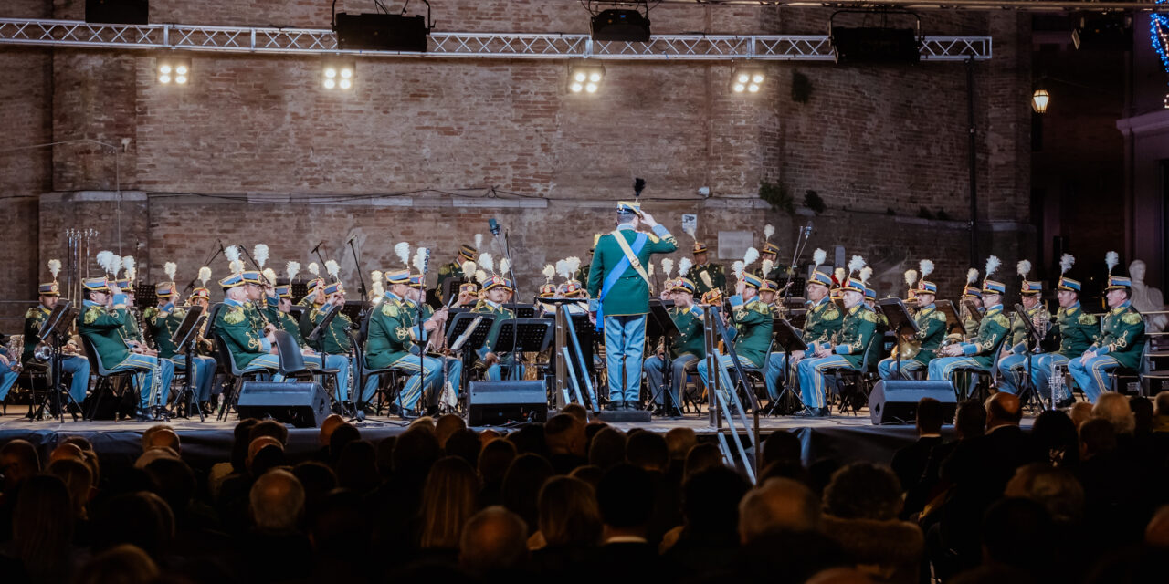 Giulianova, piazza Buozzi gremita per la Banda Gdf