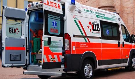Campli, pietre dal cavalcavia contro un’ambulanza in corsa