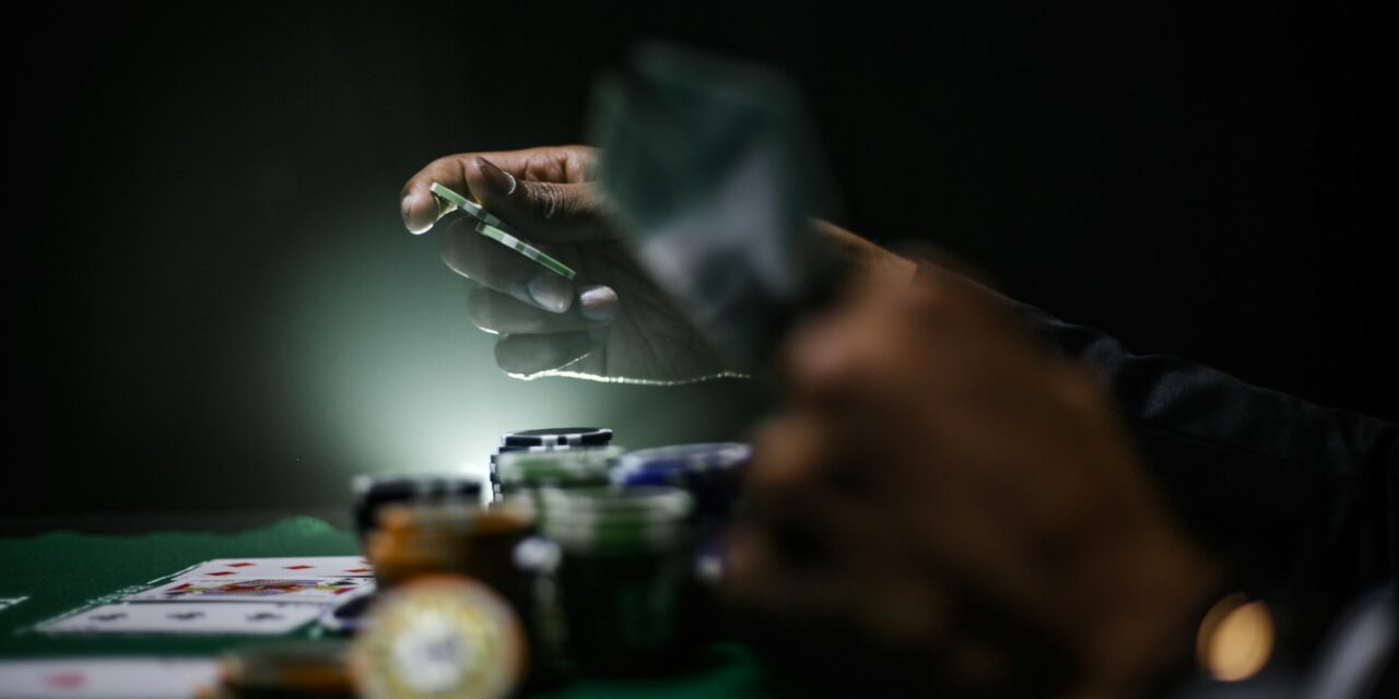 Dal salotto di casa ai riflettori mondiali: l’evoluzione del poker in uno sport globale