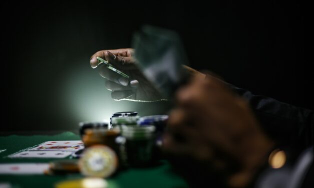 Dal salotto di casa ai riflettori mondiali: l’evoluzione del poker in uno sport globale