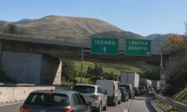 Scontro sulla A24 verso Teramo, traffico rallentato e tre feriti