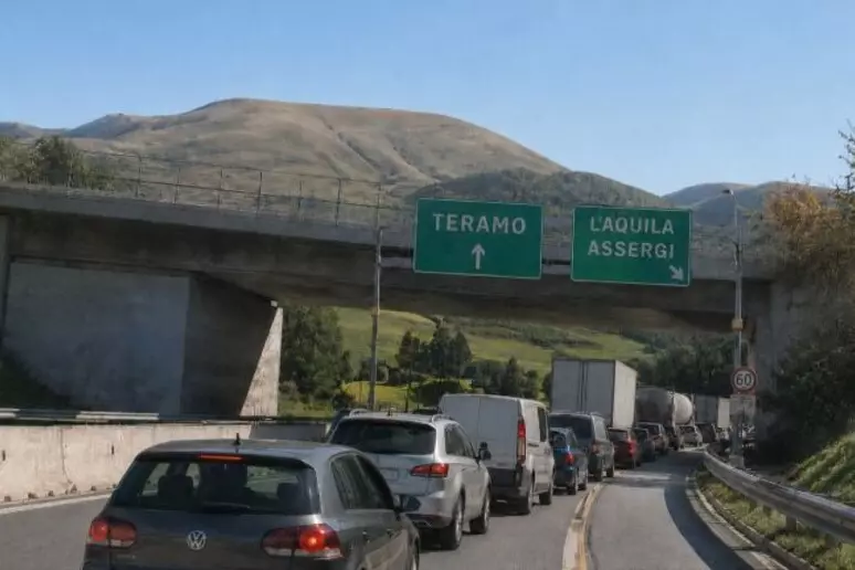 Scontro sulla A24 verso Teramo, traffico rallentato e tre feriti