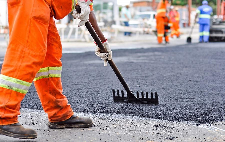 Teramo, cantiere notturno per asfaltare via Po