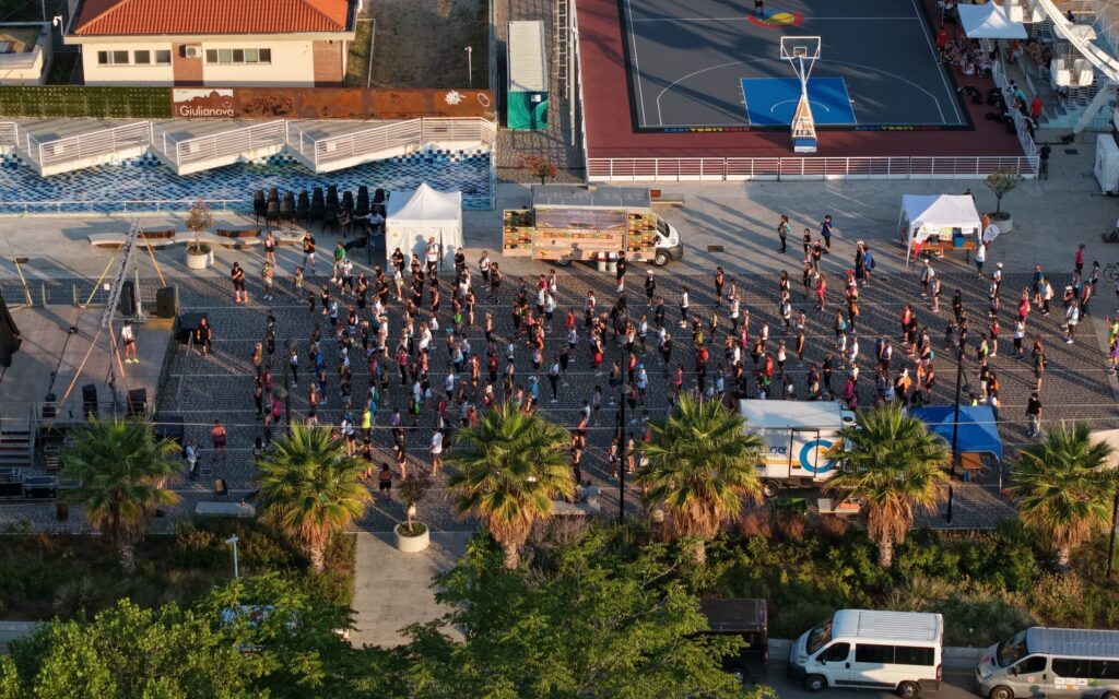 Giulianova, in Piazza del Mare ampia adesione alla camminata solidale