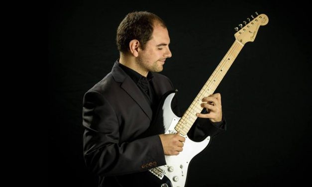 Sergio Sorrentino e la sua chitarra elettrica a Giulianova