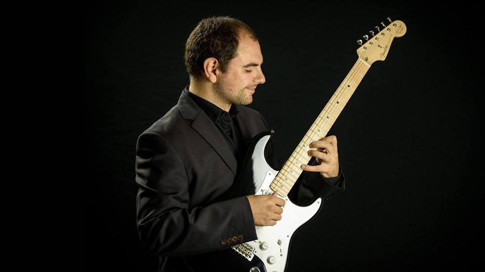 Sergio Sorrentino e la sua chitarra elettrica a Giulianova