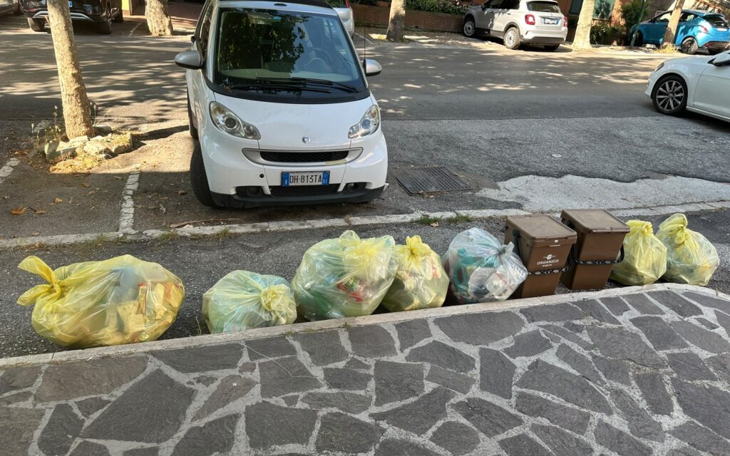 Plastica non ritirata in viale Bovio, protestano i residenti
