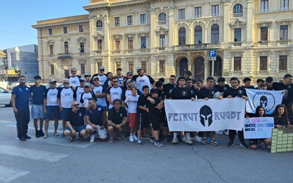 Rugby teramano senza casa: società in piazza per un campo