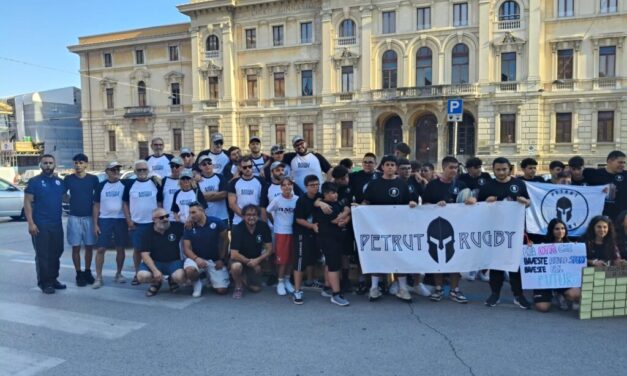 Rugby teramano senza casa: società in piazza per un campo