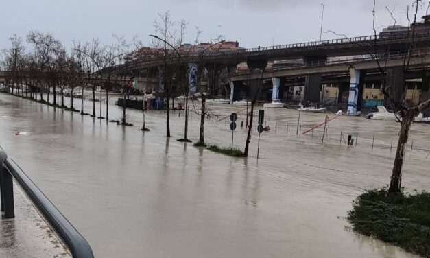 Maltempo in Abruzzo, fiume Pescara fuori dagli argini