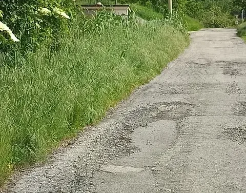 Strada dissestata verso Rocche, residenti chiedono interventi