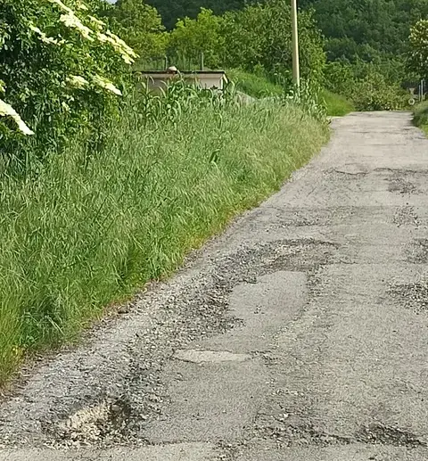 Strada dissestata verso Rocche, residenti chiedono interventi