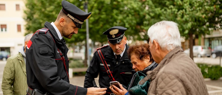 Pineto, finto carabiniere in casa di un’anziana: due arresti