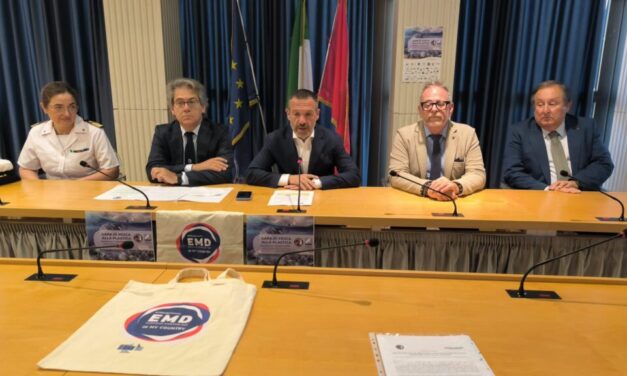 A Pescara iniziativa in mare contro i rifiuti plastici