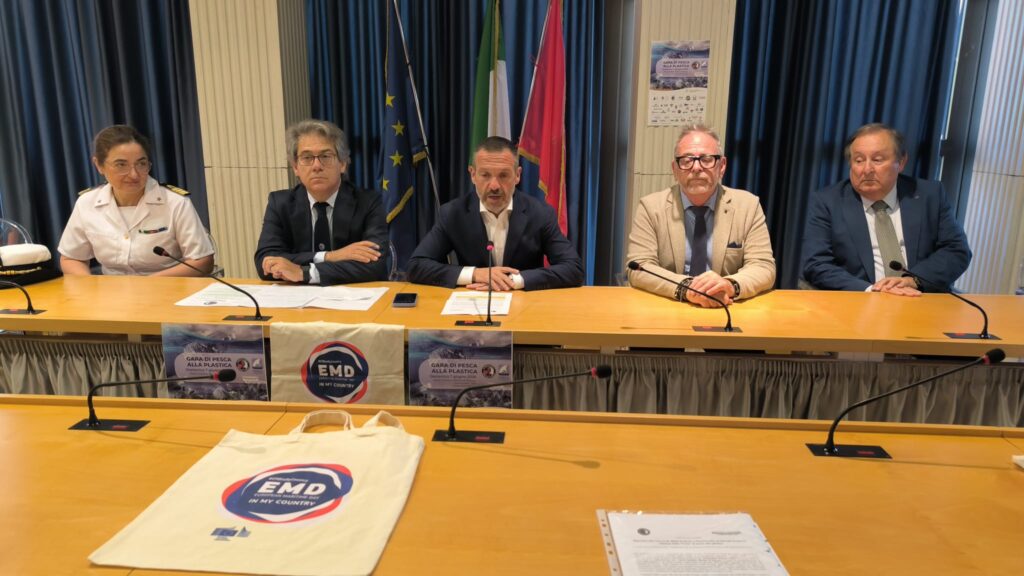 A Pescara iniziativa in mare contro i rifiuti plastici