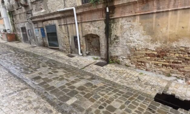 Voragine in via Mazzini, riemergono passaggi sotterranei