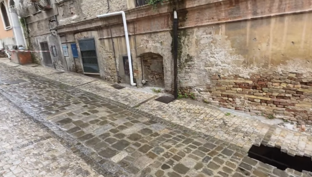 Voragine in via Mazzini, riemergono passaggi sotterranei