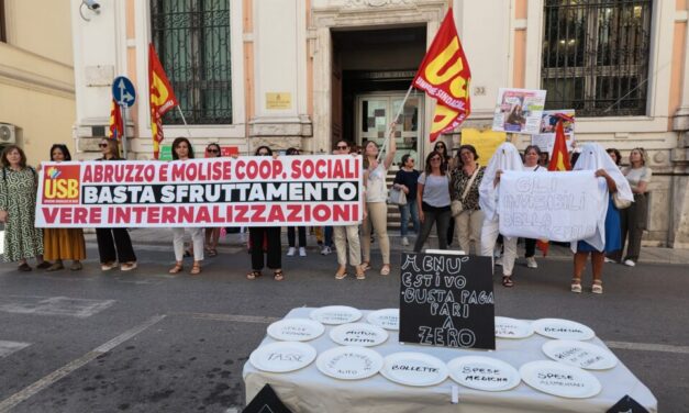 Scuola, presidio a Teramo di educatori e assistenti