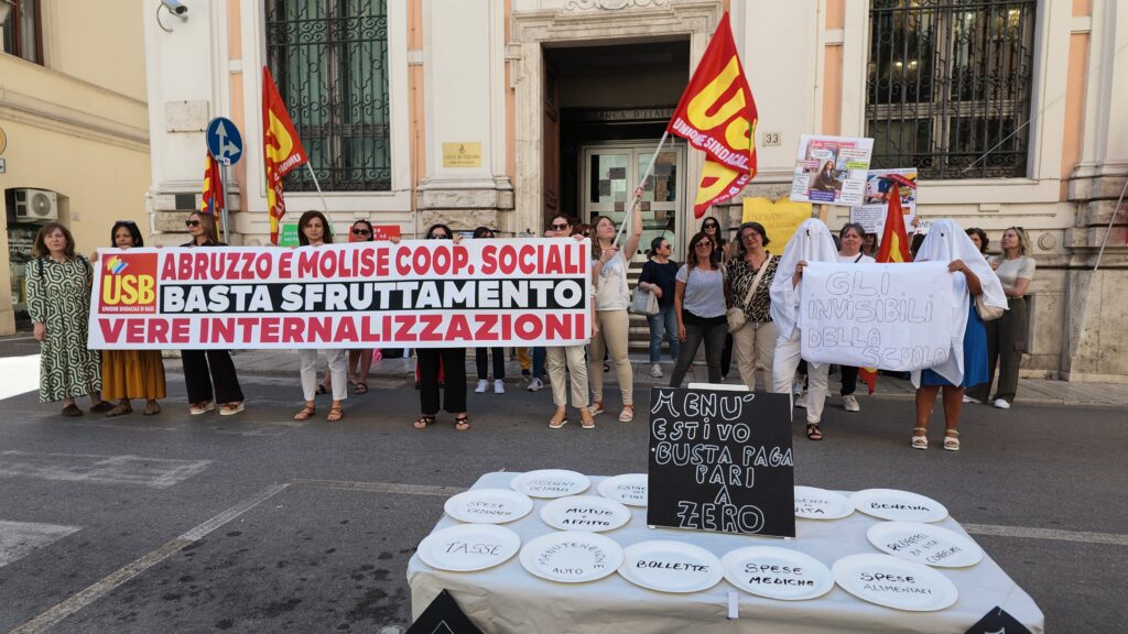 Scuola, presidio a Teramo di educatori e assistenti