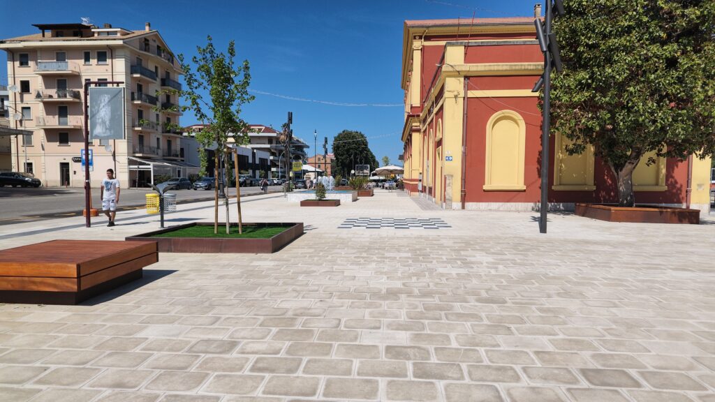 Teramo, inaugurata la nuova piazza davanti alla stazione