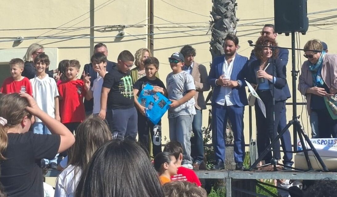 Silvi, studenti in piazza per il premio De Bari