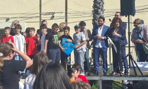 Silvi, studenti in piazza per il premio De Bari
