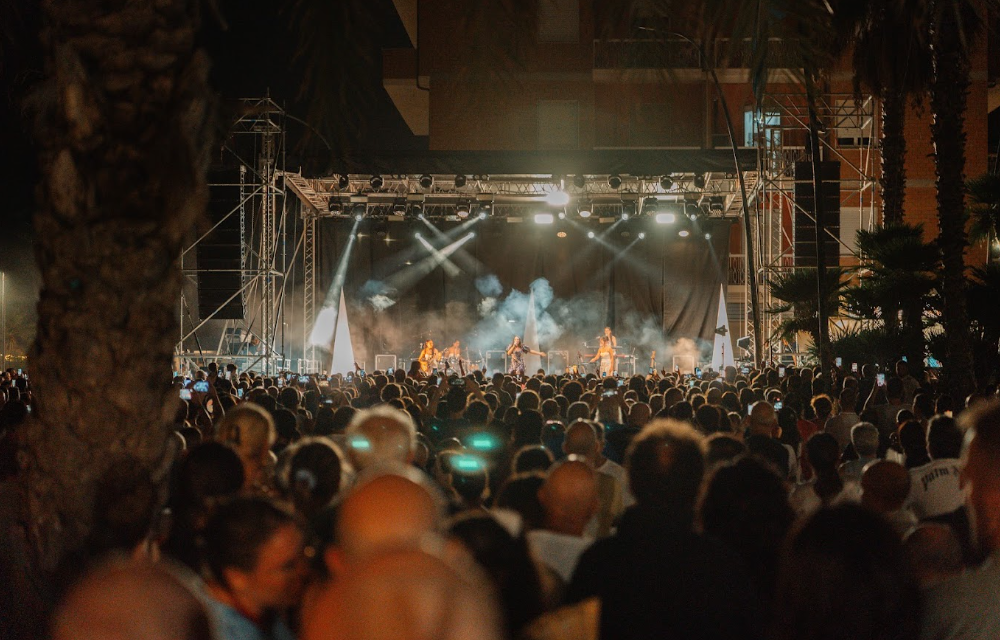 Roseto, piazza gremita per il live estivo di Francesca Michielin