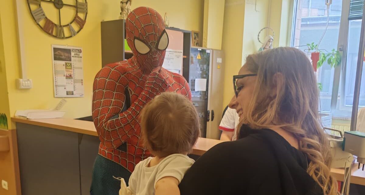 Teramo, sorpresa in Pediatria al Mazzini con l’arrivo di Spiderman