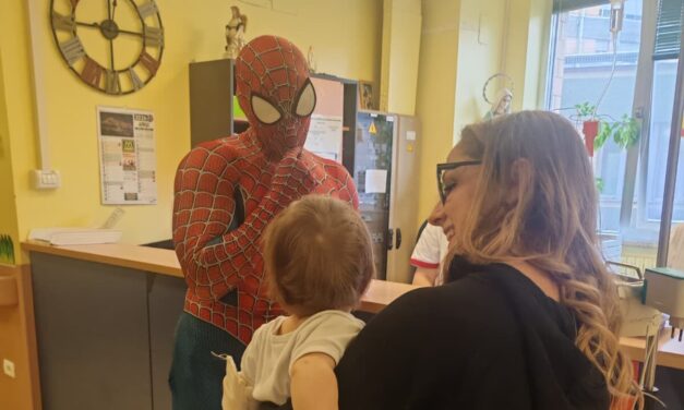 Teramo, sorpresa in Pediatria al Mazzini con l’arrivo di Spiderman