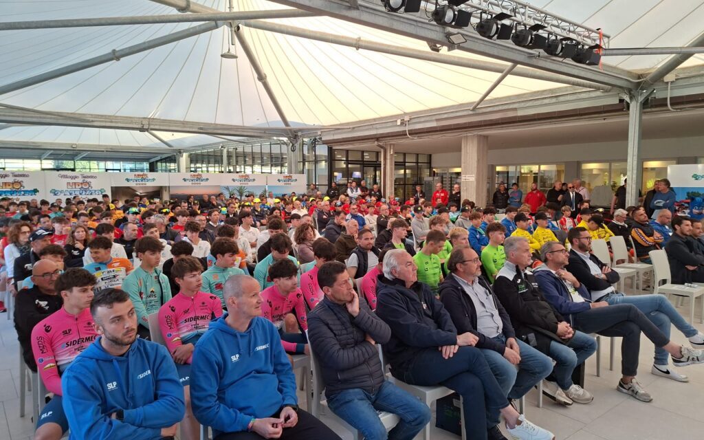 Giovani ciclisti in gara nel Giro d’Abruzzo Juniores, tappa nel Teramano