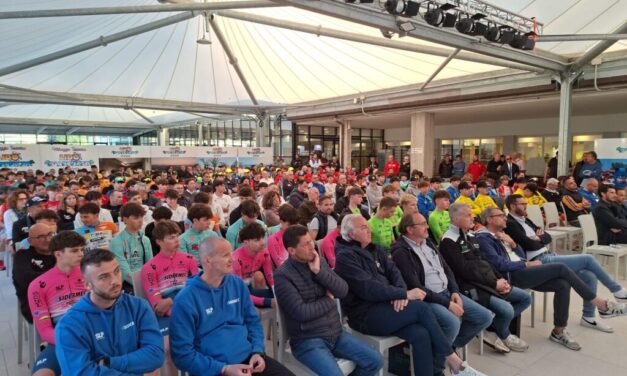 Giovani ciclisti in gara nel Giro d’Abruzzo Juniores, tappa nel Teramano