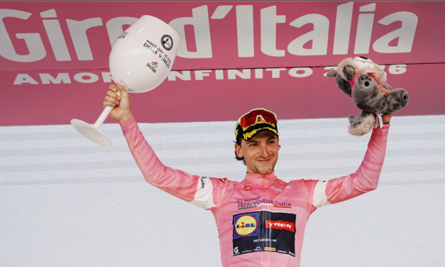 Ciccone saluta la maglia rosa dopo la tappa da Praia a Mare a Potenza