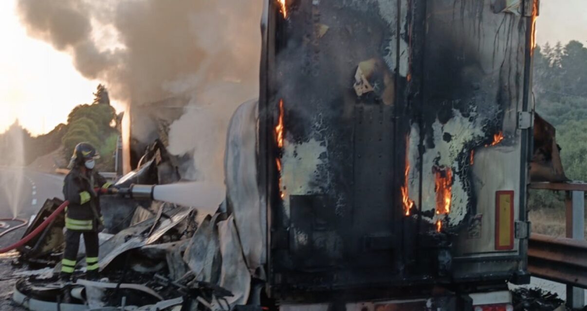 Mezzo pesante prende fuoco sull’A14 a Pineto, traffico in tilt