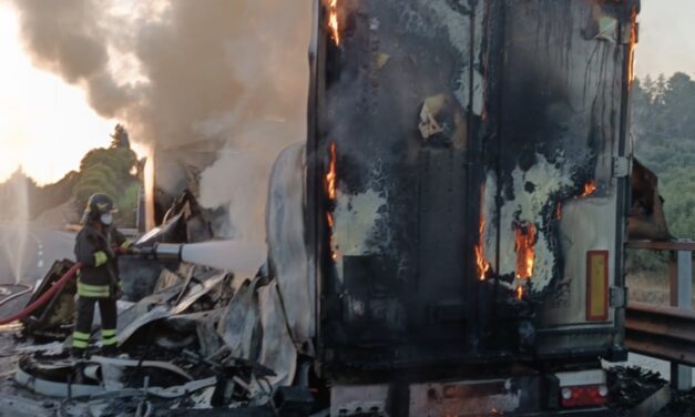 Mezzo pesante prende fuoco sull’A14 a Pineto, traffico in tilt