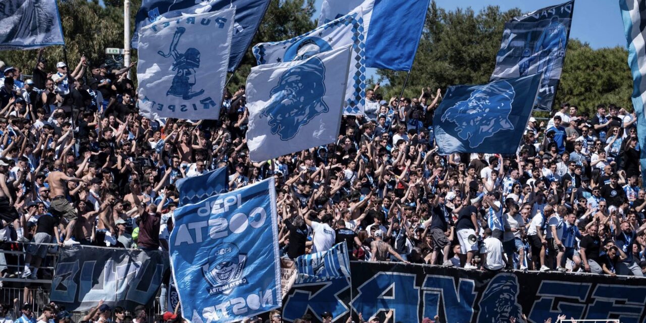 Pescara, tifosi in campo a Silvi per sostenere la squadra
