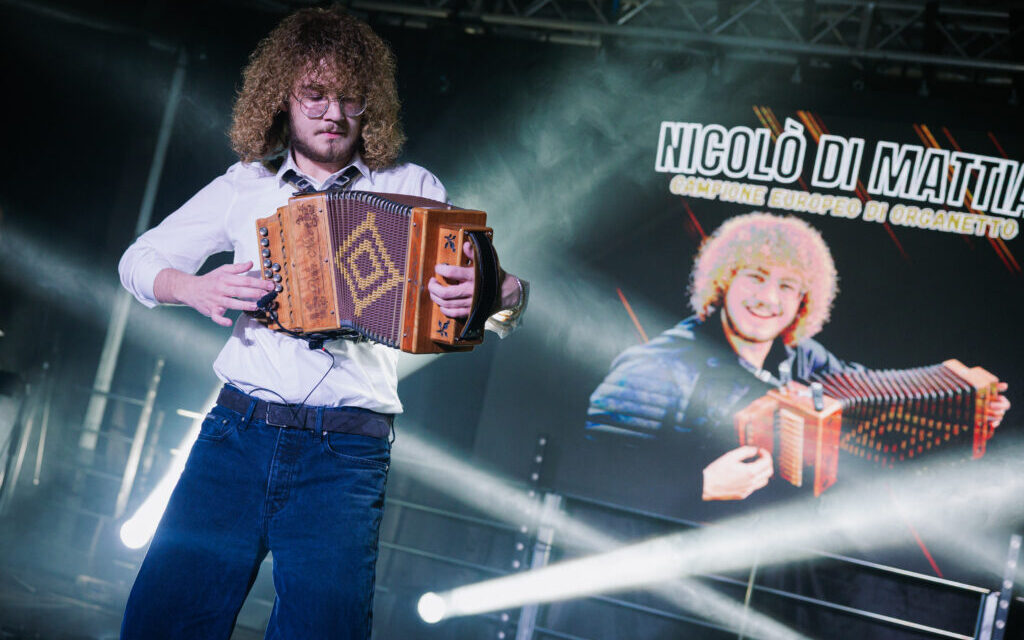 Nicolò Di Mattia porta il suo organetto a Propezzano