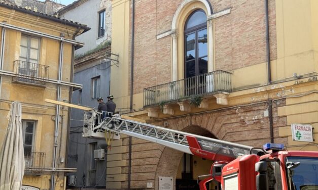 Municipio di Teramo, nuovi interventi dei vigili del fuoco in piazza Orsini