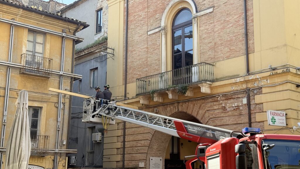 Municipio di Teramo, nuovi interventi dei vigili del fuoco in piazza Orsini