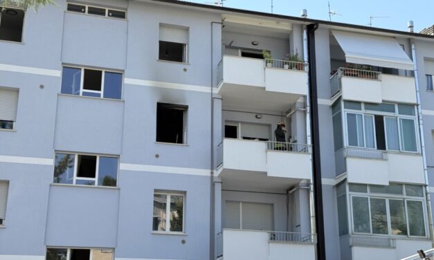Incendio in una palazzina a Teramo, appartamento evacuato