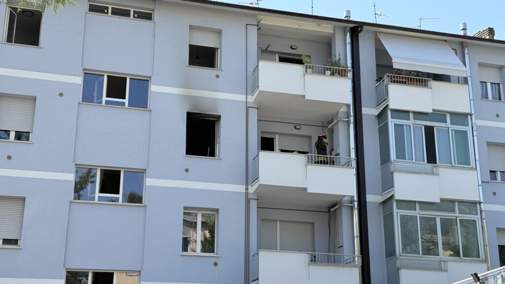 Incendio in una palazzina a Teramo, appartamento evacuato