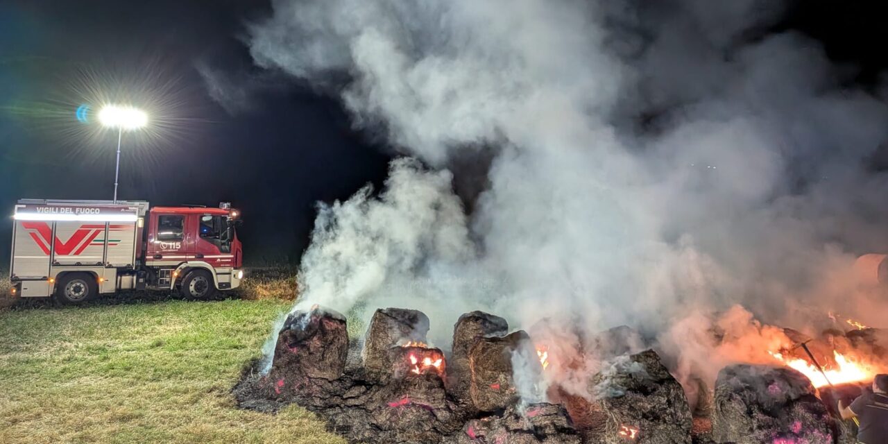 Campli, incendio notturno in un campo: distrutte rotoballe