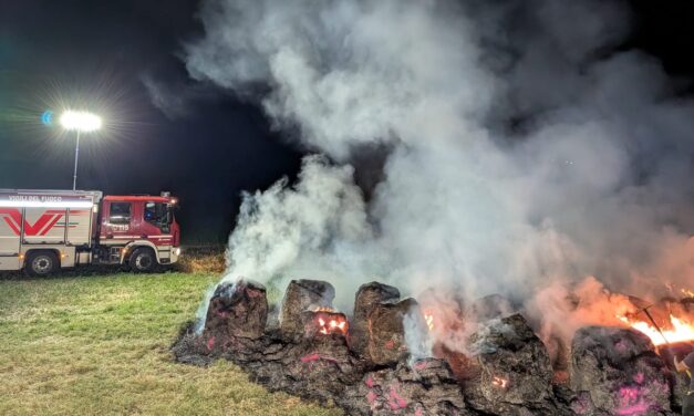 Campli, incendio notturno in un campo: distrutte rotoballe