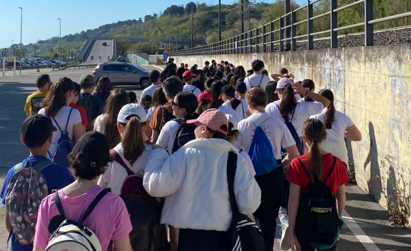 Giovani in spiaggia a Ortona per pulire il Lido dei Saraceni