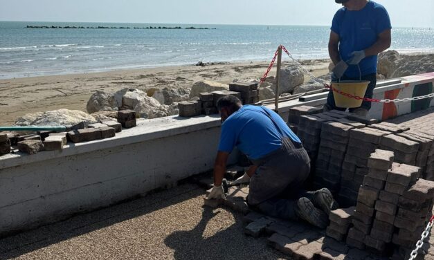 Roseto, cantiere sul lungomare sud per rifare i tratti danneggiati