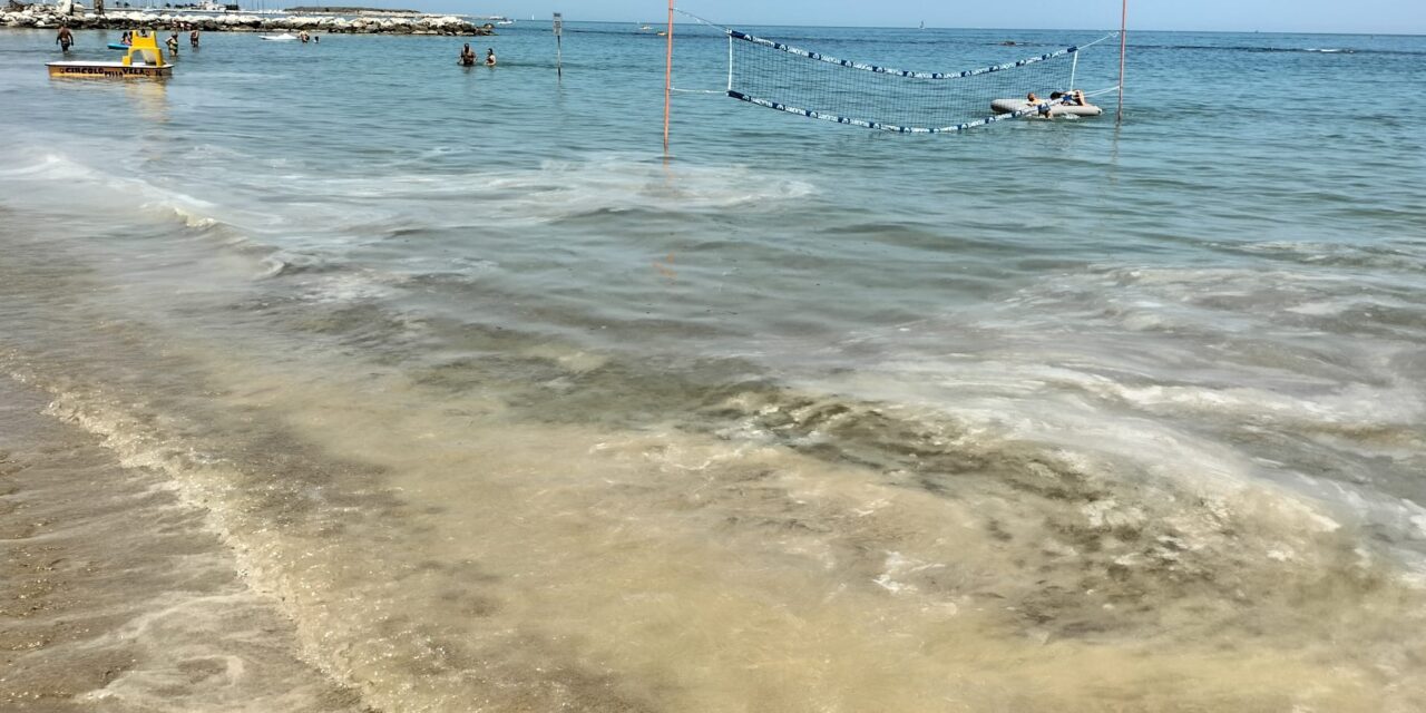 Costa abruzzese, chiazze in mare: Arpa verifica il fenomeno