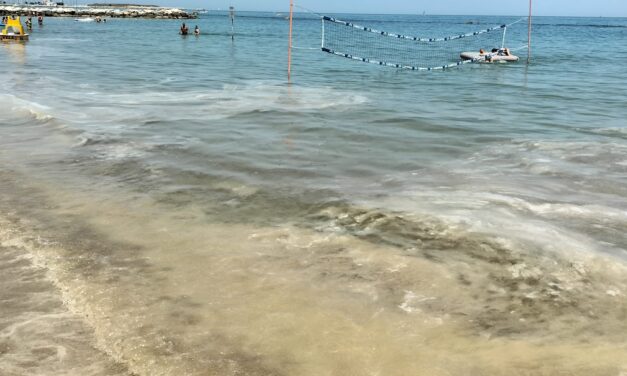 Costa abruzzese, chiazze in mare: Arpa verifica il fenomeno