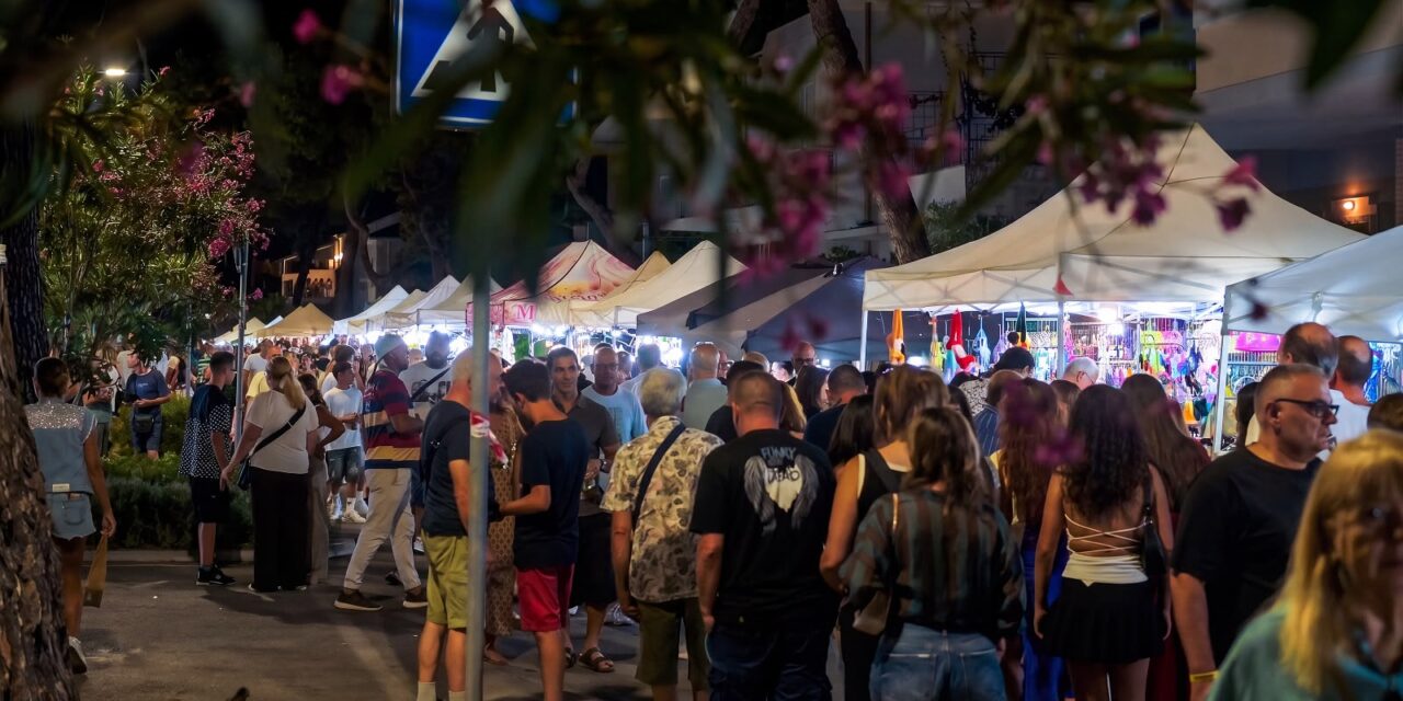 Silvi, folla sul lungomare per la Notte Blu