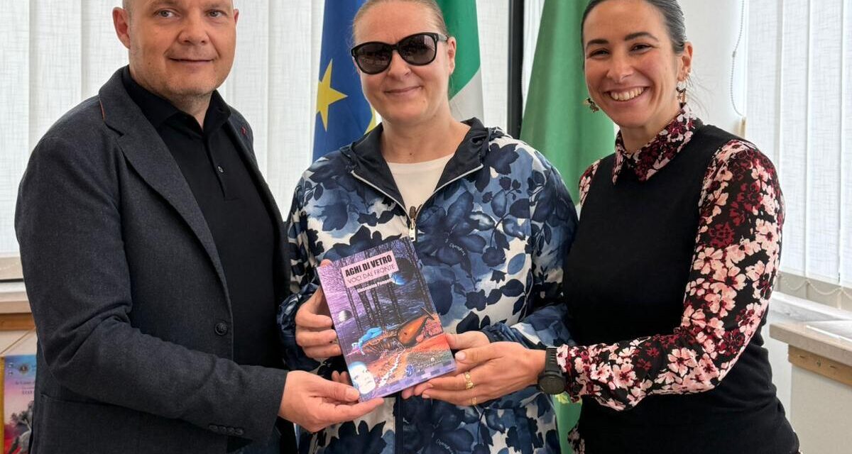 Pineto, Giuseppina Pompetti consegna il nuovo libro alla biblioteca