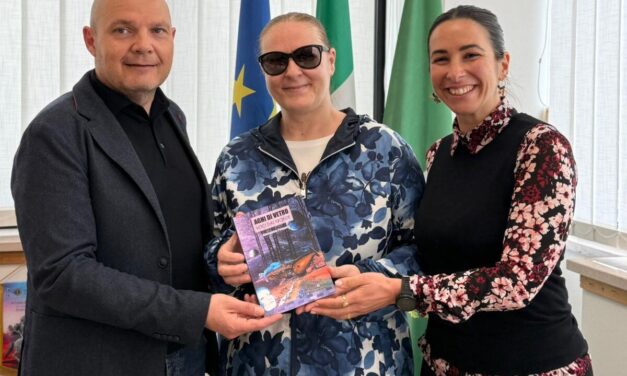 Pineto, Giuseppina Pompetti consegna il nuovo libro alla biblioteca