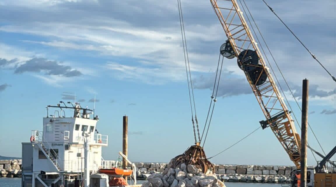 Roseto, partito il cantiere per le nuove barriere in mare